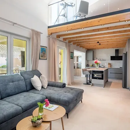 Apartment The Penthouse Harmony Beachfront With Hot Tub Jesenice (Split-Dalmatia)
