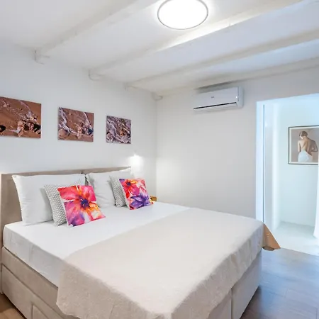 The Penthouse Harmony Beachfront With Hot Tub Apartment