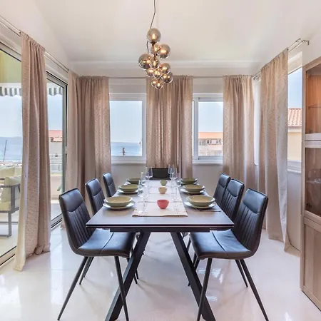 The Penthouse Harmony Beachfront With Hot Tub * Jesenice (Split-Dalmatia)