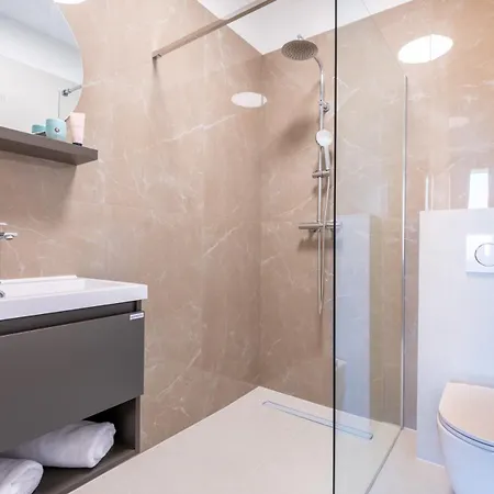 Apartment The Penthouse Harmony Beachfront With Hot Tub Jesenice (Split-Dalmatia)