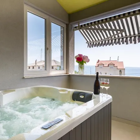 The Penthouse Harmony Beachfront With Hot Tub Apartment