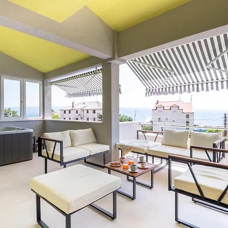 The Penthouse Harmony Beachfront With Hot Tub * Jesenice (Split-Dalmatia)