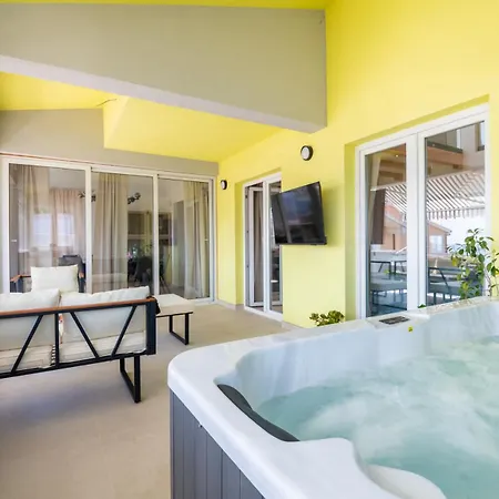 The Penthouse Harmony Beachfront With Hot Tub Jesenice (Split-Dalmatia)