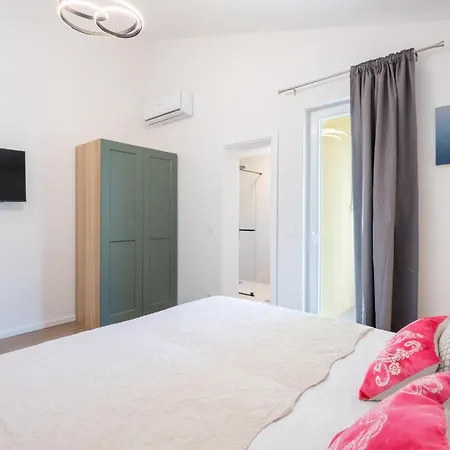 The Penthouse Harmony Beachfront With Hot Tub Jesenice (Split-Dalmatia)